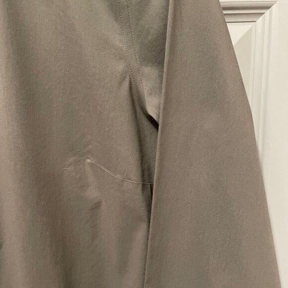 Untuckit Olive Green Button Down Bella Shirt, size 8 - Picture 9 of 11